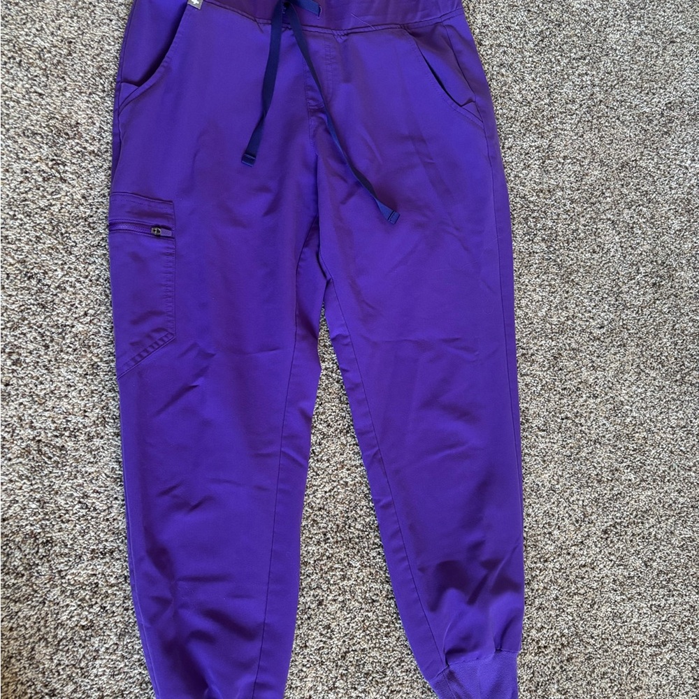 Women’s medium petite Purple Jogger scrubs